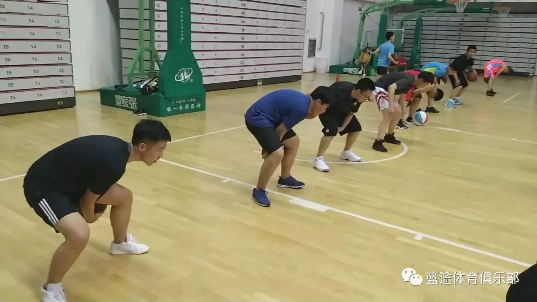 如何在篮球表演赛中观察和发展个人技能_0